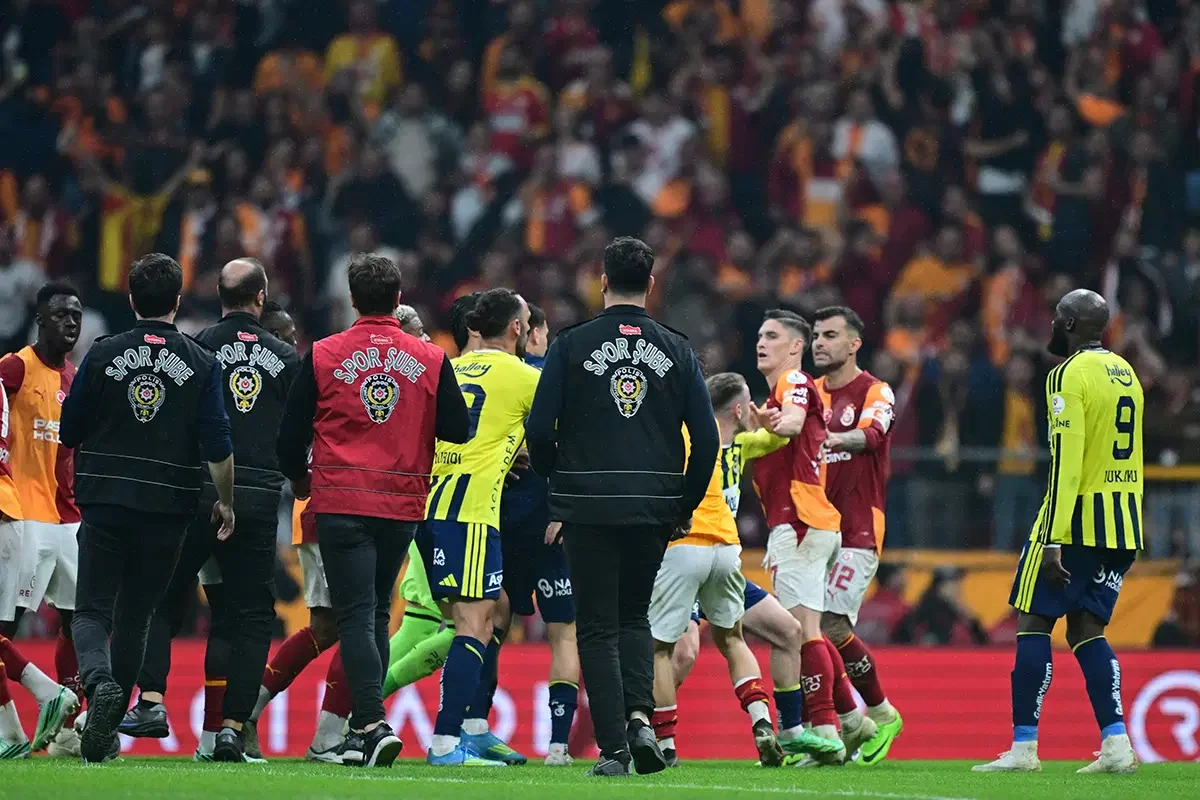 Galatasaray - Fenerbahçe derbisi sonrası 2 kırmızı kart