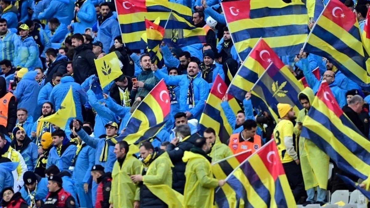 Fenerbahçe taraftarına derbide bere ve yağmurluk