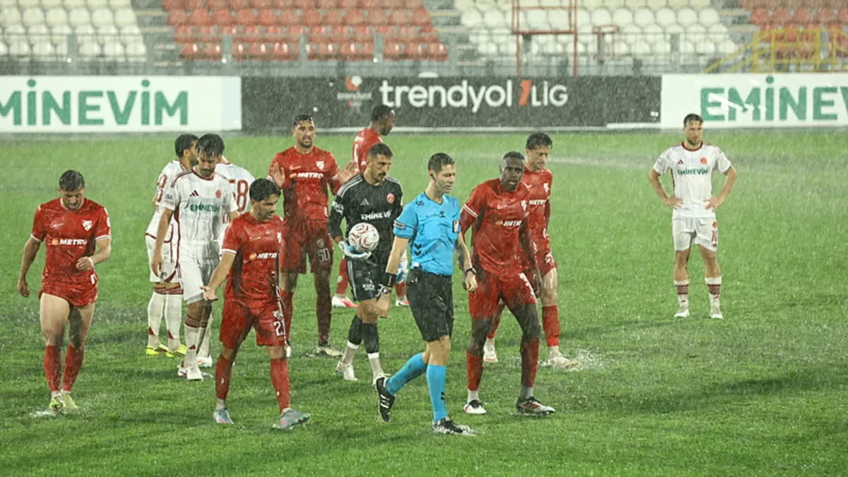 Ümraniyespor - Boluspor maçı yağmur nedeniyle ertelendi